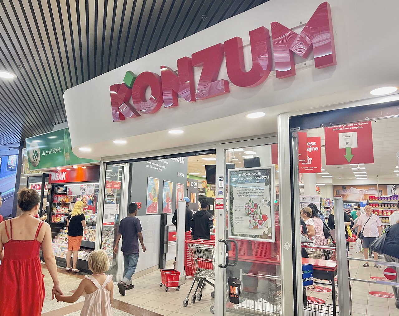 Mga mamimiling pumapasok sa isang Konzum supermarket sa underground shopping centre sa Zagreb